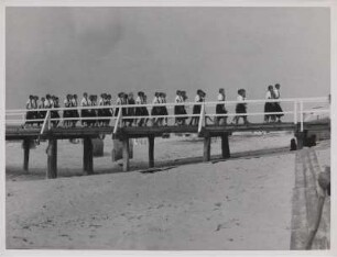BDM-Mädchen auf einer Seebrücke