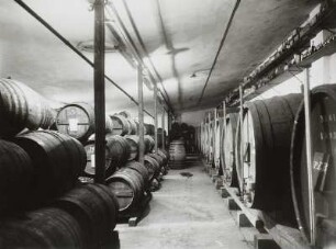 Hölzerne Lagertanks und Fässer, Weinbrennerei C. T. Hünlich, Wilthen