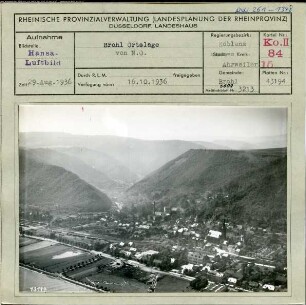 Brohl (Landkreis Ahrweiler, Gemeinde Bad Breisig), Gesamtansicht, Ortslage mit Rheinhöhen und Brohltal von Nordosten