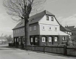 Neugersdorf, Wohnhaus : Neugersdorf (Kreis Löbau-Zittau), Wohnhaus, Karl-Liebknecht-Straße 25, 1833, Straßenansicht mit Einfriedung