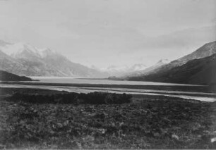 Landschaft : Blick über eine Ebene und einen See auf die Berge