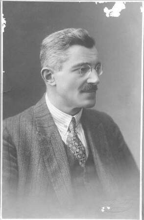 Porträt Hans Richter, aufgenommen im Fotoatelier H. Riedel in Dorpat