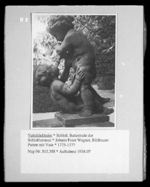 Putten mit Vase