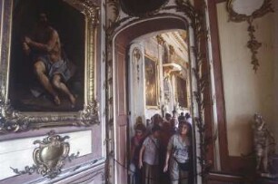 Touristen in der Ausstellung des Neuen Palais in Potsdam