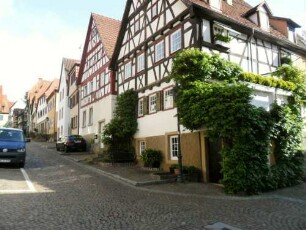 Stadtbild-Schloßstraße vom mittleren zum oberen Bereich aufsteigend nach Nordnordwesten mit giebelständigem Gebäudebestand in Übersicht