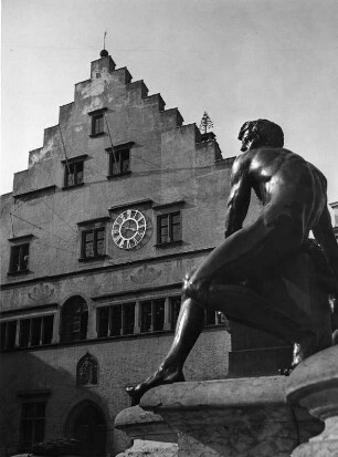 Lindaviabrunnen : Lindaviabrunnen. Bronze, Stein (1882/1884; F. Ritter von Thiersch) Sitzfigur. Lindau (Bodensee), Reichsplatz