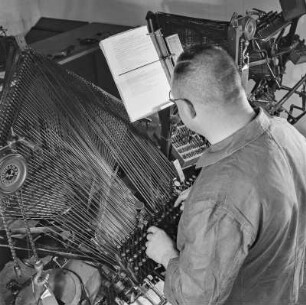 Schriftsetzer bei der Arbeit an der Setzmaschine, Druckerei Offizin Haag Drugulin