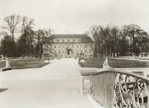 Berlin-Friedrichsfelde, Schloss : Vorderansicht mit Parkanlage