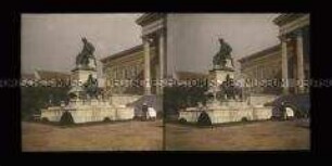 Denkmal des Dichters Janos Arany vor dem Nationalmuseum, Budapest