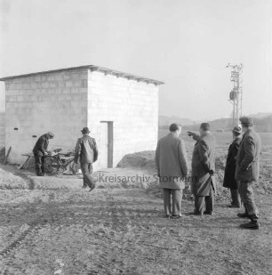 Klein Barnitz: Wasserwerk Klein Barnitz des Wasserbeschaffungsverbands Reinfeld-Land: Pumpstation als Provisorium: Außenansicht: Besichtigung mit Reinfelder Bürgermeister Richard Hingst