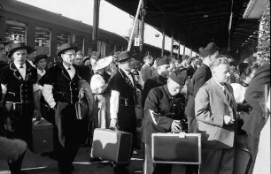 Freiburg: Ankunft der Berner im Hauptbahnhof; Gruppen auf dem Bahnsteig