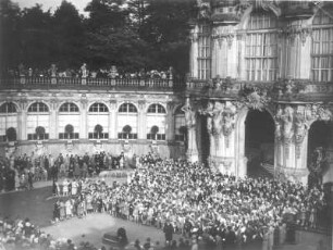 Dresden, Zwingerhof vor dem Wallpavillon. Konzert, vermutlich das traditionelle Pfingstsingen der Dresdner Volkssingakademie, mit Kinderchor im Dresdner Zwinger, vor 1936