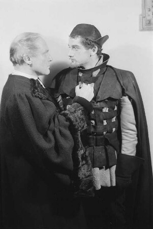 Szenenbilder aus dem Drama "Die Verschwörung des Fiesco zu Genua" von Friedrich Schiller im Theater am Schiffbauerdamm Berlin : Szene mit Lothar Firmans als Verrina (links) und Hans Rüdiger Renn als Fiesco (rechts)