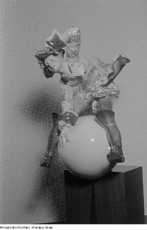 Meißener Porzellanfigur Baron Münchhausen auf der Kanonenkugel auf der Leipziger Herbstmesse 1954