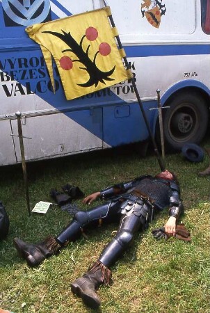 Ritter am Boden : Schlafender Ritter bei einem Volksfest, 1991