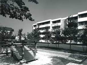 Hansjakob, Gottfried; München - Neuperlach Nord, Nord-Ost; Wohnanlage mit Ladenzentrum an der Quiddestraße - Außenanlage mit Spielplatz, Blick auf Wohnanlage