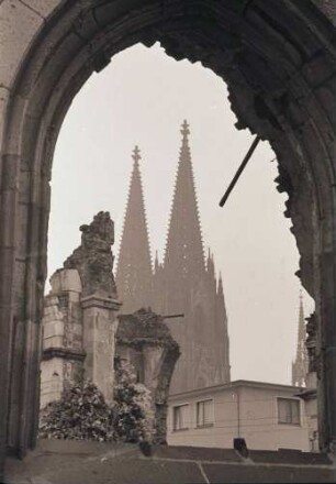 Köln: Dom-Durchblick durch Fenster; Maria in den Trümmern