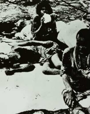 Nagasaki. Überlebende, einige Stunden nach der Atombombenexplosion, ca. 1,5 km vom Hypozentrum entfernt