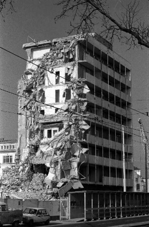 Bau eines Hotels "Hilton international" am Mendelssohnplatz auf dem Gelände des ehemaligen Hotels am Theater in der Rüppurrer Straße