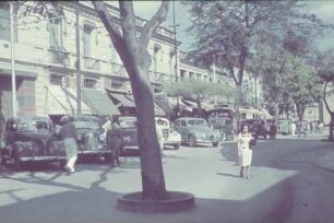 Reisefotos. Straßenbild mit parkenden Autos (vielleicht in Italien)