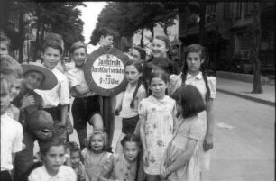 Berlin. Kindergruppe am Hinweisschild einer Spielstraße