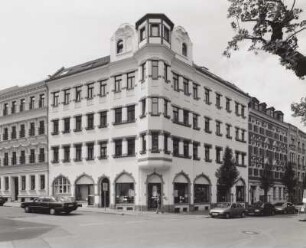 Wohnhaus mit Läden