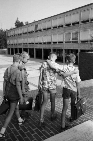 Inbetriebnahme der Ernst-Reuter-Schule in der Waldstadt.