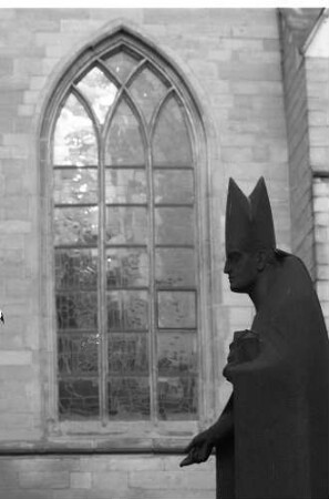 Essen: Fenster des Münsters mit Bischofsstatue