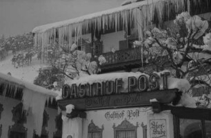 Wallgau: Eingang zum Hotel Post mit Eiszapfen
