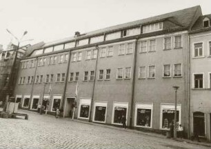 Wohnblock mit Läden