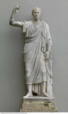 Statue eines Römers in Tunika und Himation