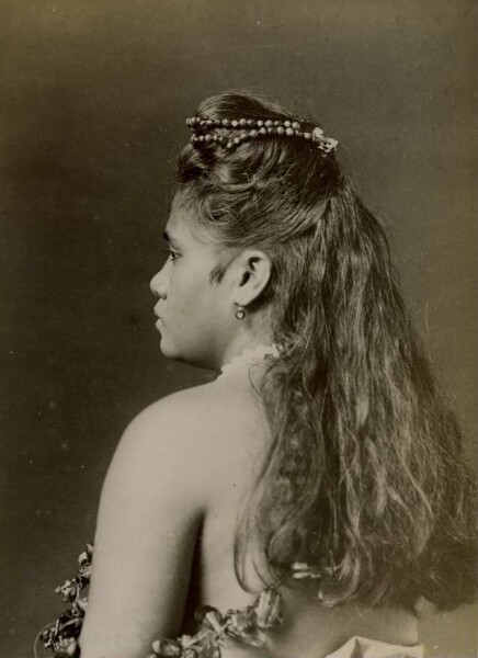 "Frau mit Festschmuck, Samoa-Inseln"