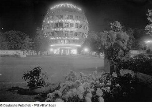 Dresden. Das beleuchtete Kugelhaus auf dem Ausstellungsgelände