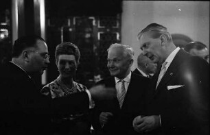 Freiburg: Kaufhaussaal; Nato-Konferenz; Ministerpräsident Kiesinger im Gespräch mit Frau Cunha und Herrn Prof. Paolo Cunha, ehemaliger portugiesischer Außenminister