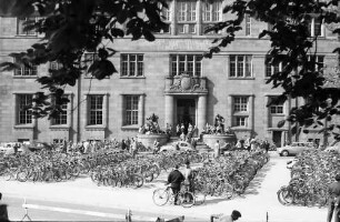 Freiburg: Haupteingang Universität mit Fahrradparkplatz