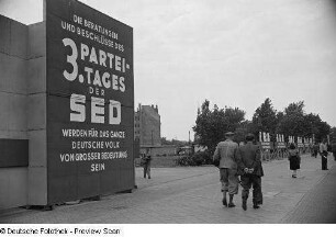 SED-Parteitagswerbung und Passanten
