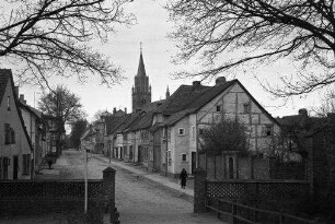Neubrandenburg: Straße, Hintergrund Turm der Marienkirche