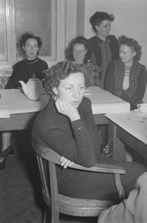 Feier zum Internationalen Frauentag im Henschel-Verlag : Mitarbeiterinnen des Verlags mit der Schauspielerin Susanne Wisten während der Feier