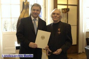 Verleihung des Verdienstkreuzes an Volker Kühn (2.v.l., Regisseur), Berliner Rathaus (Mitte)