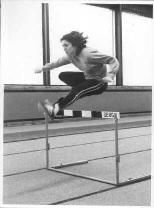Köln. Deutsche Sporthochschule. Sportstudentin während des Trainings für Hürdenlauf in der Leichtathletikhalle