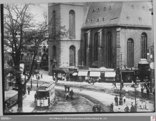 Katharinenkirche (Erdgeschoß) mit Läden von Westen, im Vordergrund Straßenbahn
