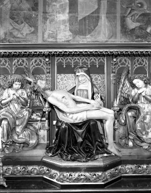 Predella: Pietà von zwei Engeln flankiert