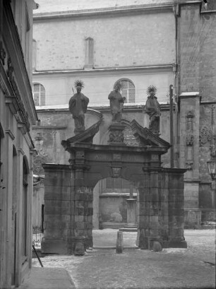 Barockportal mit drei Heiligenfiguren