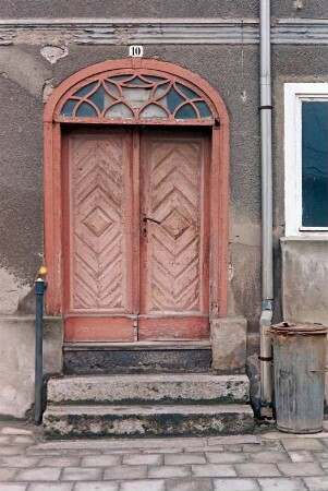Pasewalk (Mecklenburg-Vorpommern, Kreis Vorpommern-Greifswald): Wohnhaus, Hausnummer 10: Detailaufnahme: Eingangstür mit Oberlicht, davor Treppe