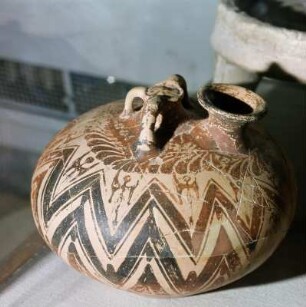 Athen. Archäologisches Nationalmuseum 8376. Terrakotta-Rhyton, bemalt. Winkelhaken und Kultäxte. Aus Kuppelgrab von [R?] bei Pylos, 1500 v. Chr. Höhe 21,5cm