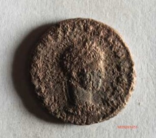 Römische Münze, Nominal Follis, Prägeherr Constantinus I. für Constantinus II., Prägeort Siscia, Original