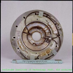 Unbekanntes Bauteil eines Supraleiter(SL)-Magneten des Instituts für Technische Physik (ITP)
