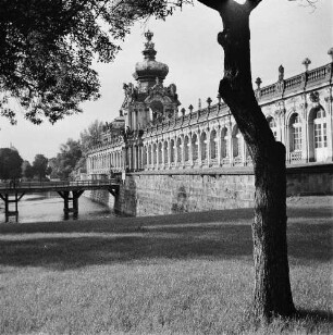 Dresden-Altstadt. Zwinger (1709-1728; M. D. Pöppelmann, B. Permoser). Langgalerie mit Kronentor (1714-1715)