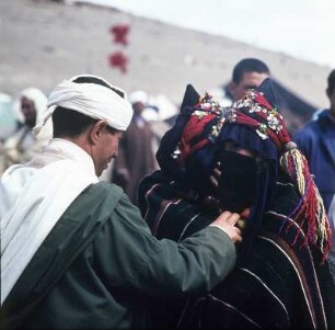 Heiratsmarkt der Berber : Geschmückte Frauen in traditioneller Kleidung auf dem Heiratsmarkt der Berber in Imilchil im Hohen Atlas.