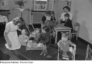 Kindergartengruppe mit Erzieherinnen